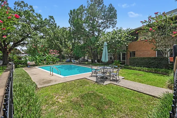 4020 BLUE BONNET BLVD K