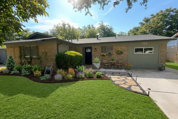 1424 E PARKER RD