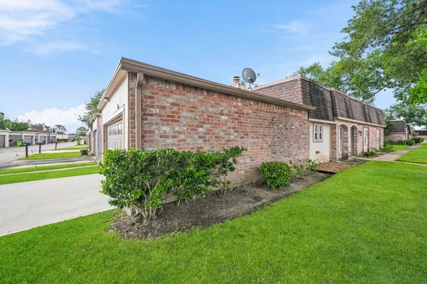 2931 CAMELOT LN