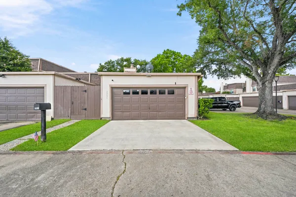 2931 CAMELOT LN