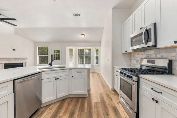 810 HONEYSUCKLE DR