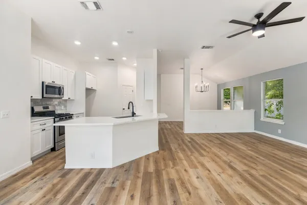 810 HONEYSUCKLE DR