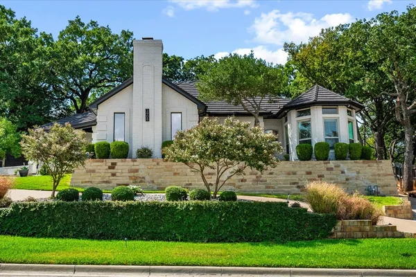 3908 WOODSTOCK DR