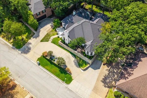 3908 WOODSTOCK DR