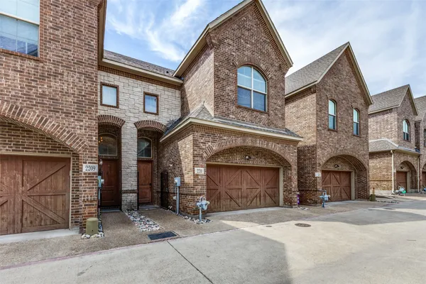 2211 ERIKSSON LN