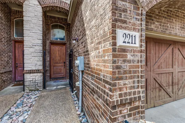 2211 ERIKSSON LN