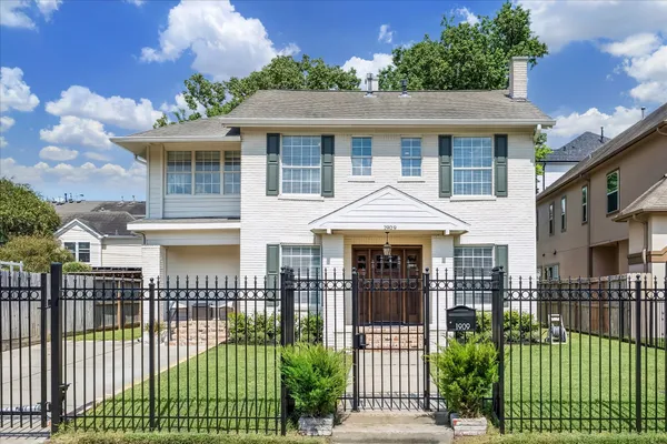 1909 ROSEWOOD ST