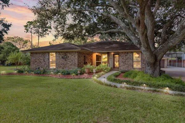 802 RIVERSIDE DR