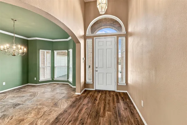 1204 CRESTVIEW DR
