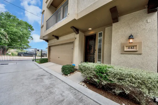 442 N LIVE OAK ST