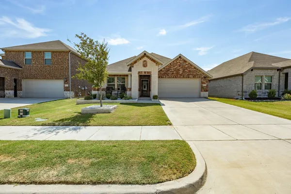 214 LUNA LN