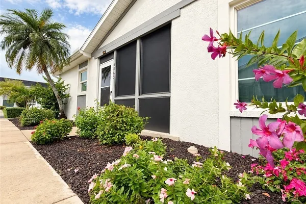 6865 SANDTRAP DR