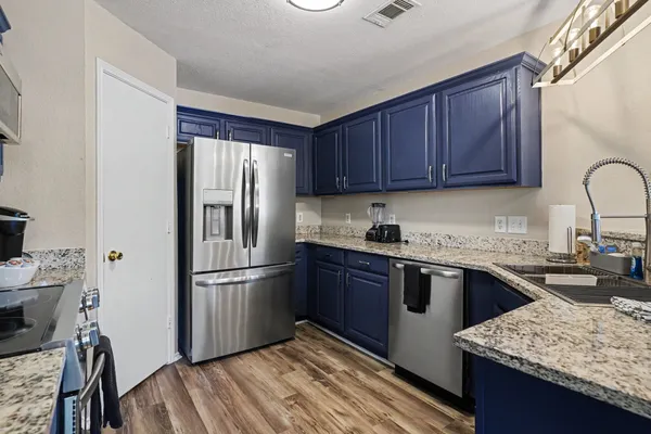 637 OAK VIEW CT