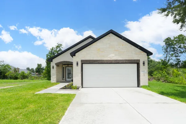 423 MANOR AVE