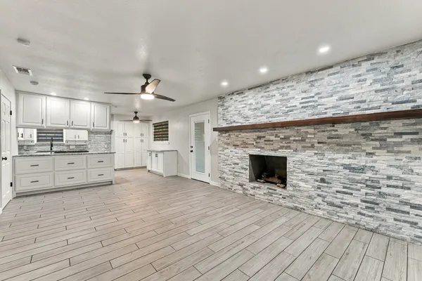 2100 ROCKMOOR DR