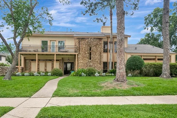 307 CRESTWOOD DR