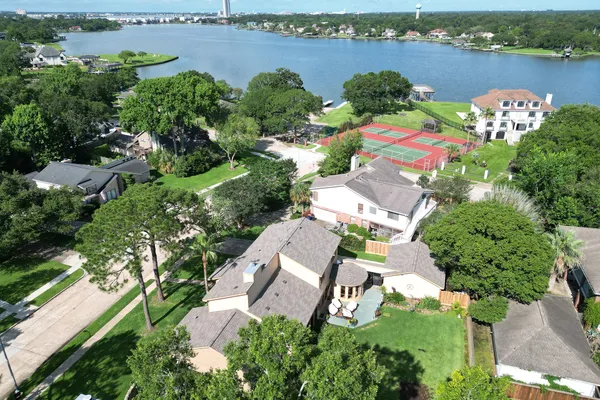 307 CRESTWOOD DR