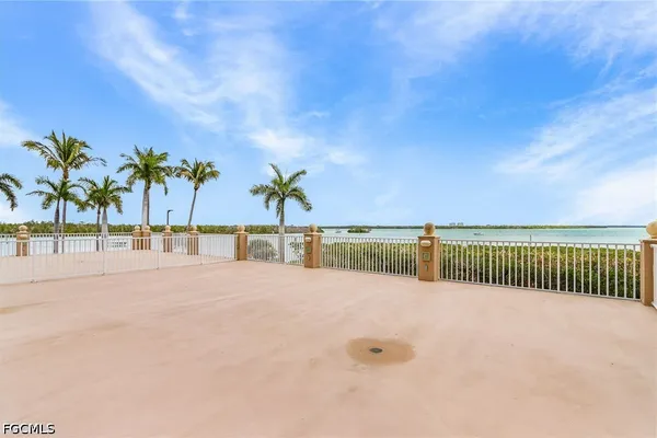 4137 BAY BEACH LN 522