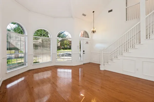 921 PARKER DR