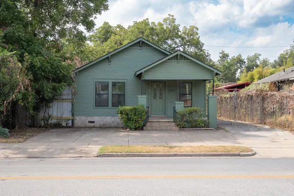 2703 E CESAR CHAVEZ ST