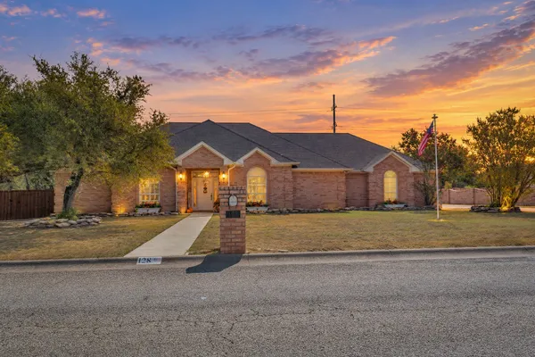 128 LAKESIDE OAKS CIR