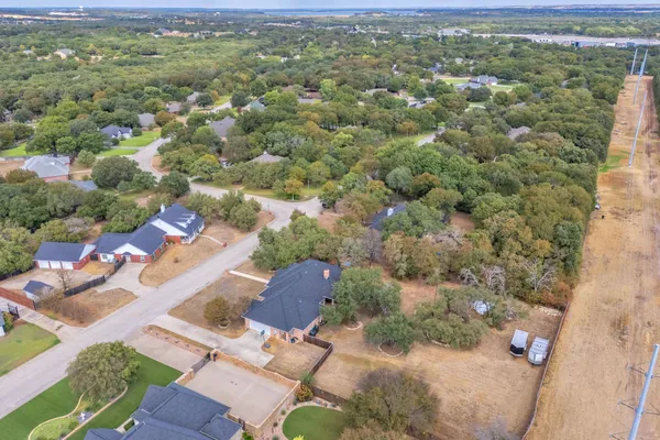 128 LAKESIDE OAKS CIR
