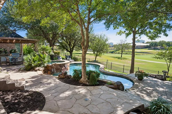 2204 CREEKSIDE CIR
