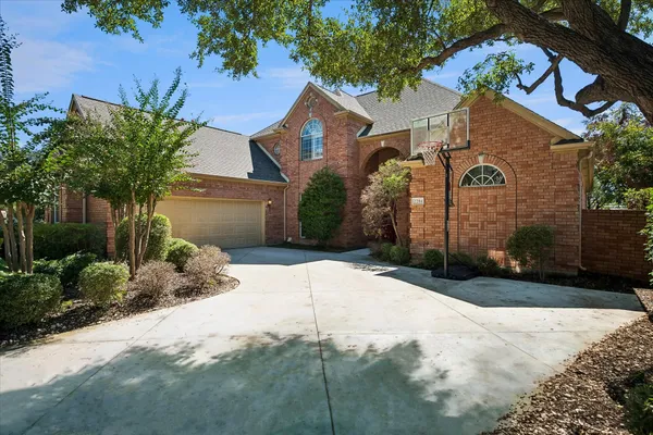 2204 CREEKSIDE CIR