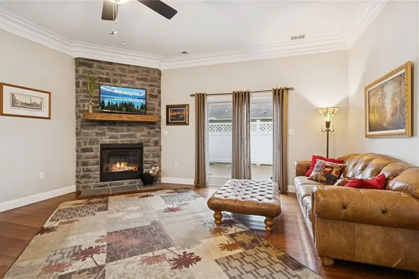 336 VILLAGE CT