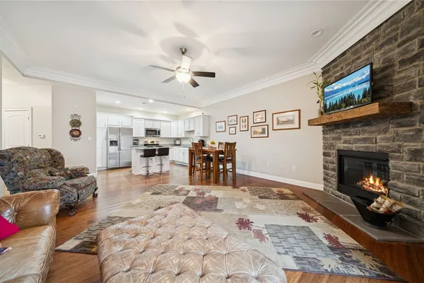 336 VILLAGE CT