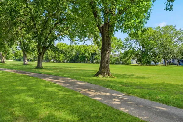 1627 PECAN CROSSING DR