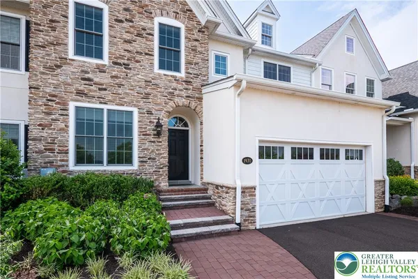 1970 CARRIAGE KNOLL DR