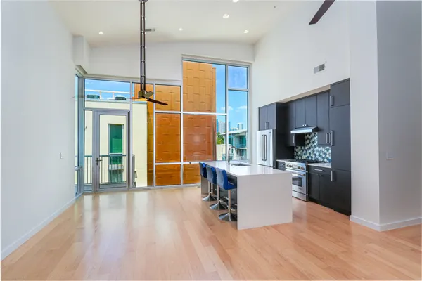 1600 BARTON SPRINGS RD 5601