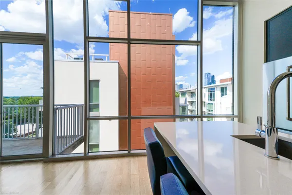 1600 BARTON SPRINGS RD 5601