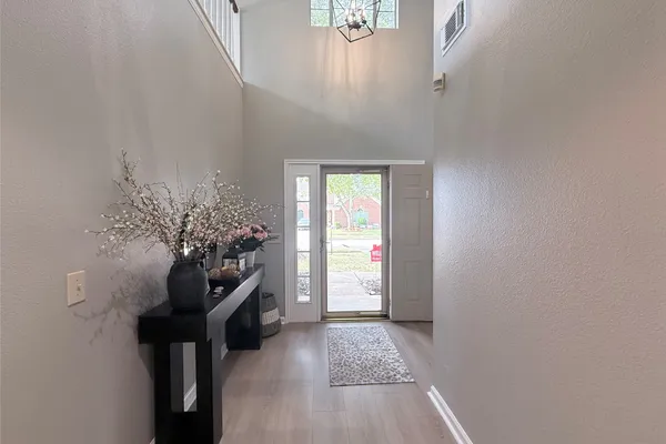 2915 VEVA DR
