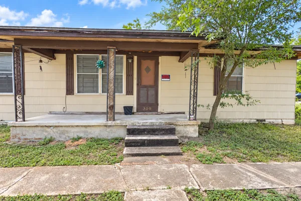 300 S ELM AVE