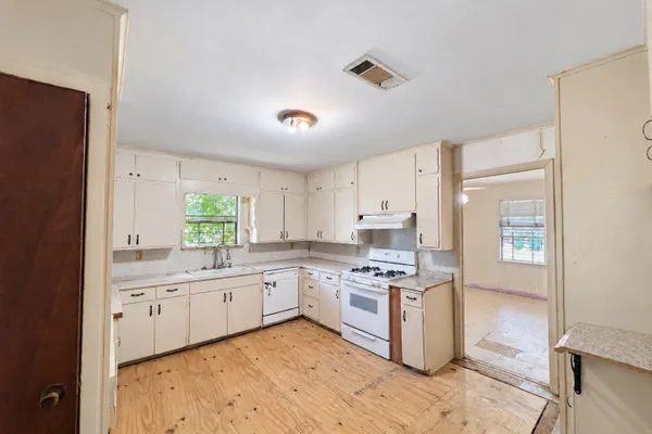 300 S ELM AVE