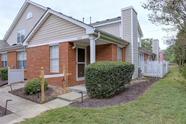 1202 WESTGATE CIR