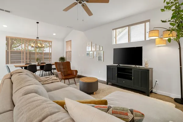 6542 E LOVERS LN