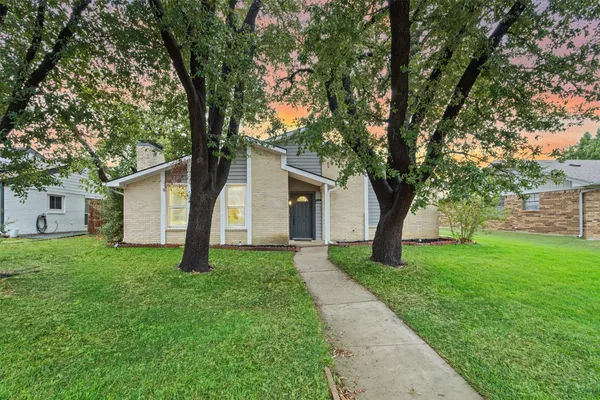 1882 HILLCREST DR