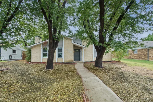 1882 HILLCREST DR