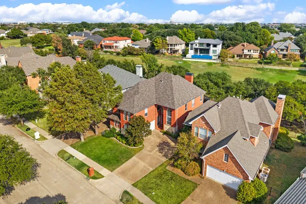 7626 LAKECREST CIR
