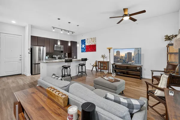 1900 BARTON SPRINGS RD 2047