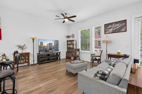 1900 BARTON SPRINGS RD 2047