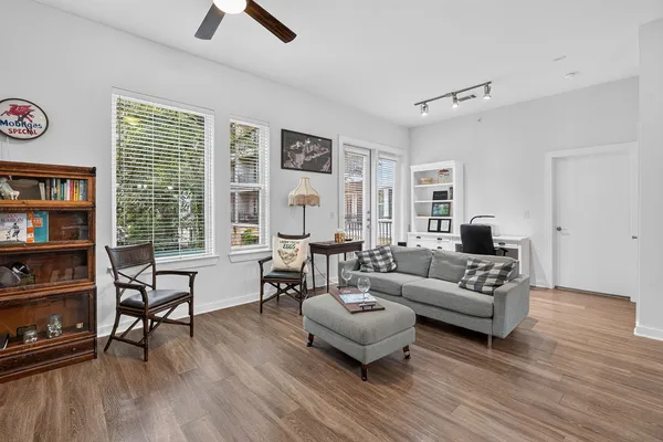 1900 BARTON SPRINGS RD 2047