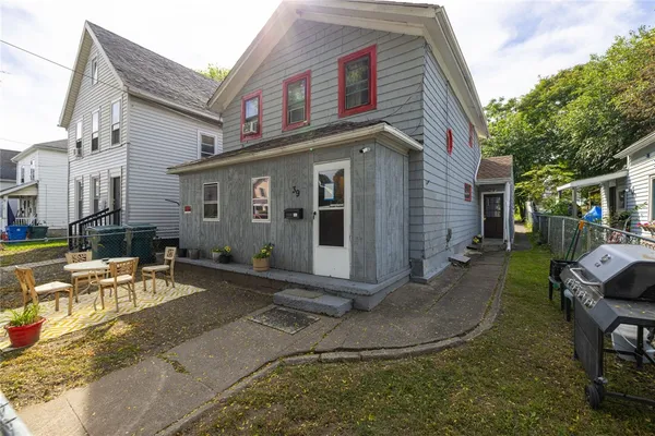 39 WOODWARD ST