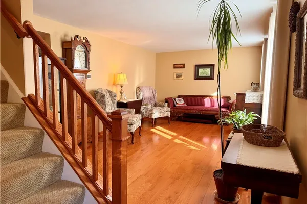 91 ROYCROFT DR