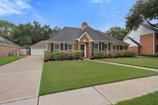 2022 HILLSIDE OAK LN