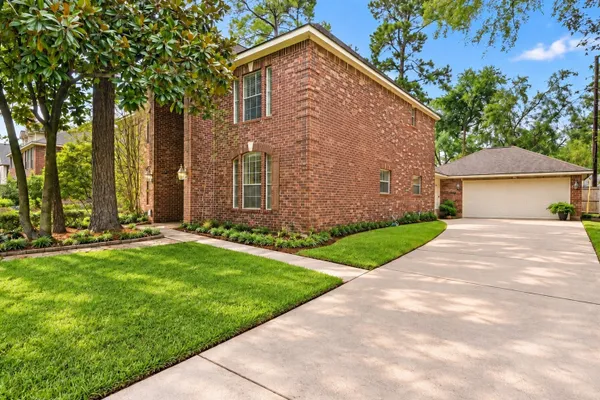111 PINE MANOR DR