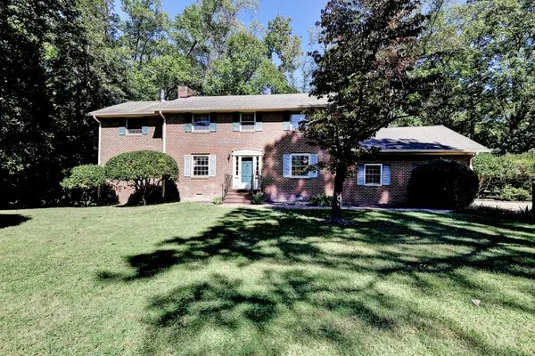 265 E QUEENS DR